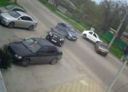 В сети появилась съемка ДТП в Таганроге с участием такси