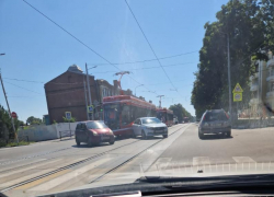 Таганрогский трамвай отомстил автомобилистам за своих побитых «коллег»