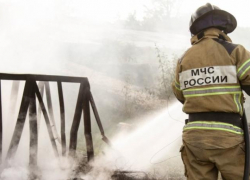 15 пожарных тушили возгорание на складе со стройматериалами в Таганроге