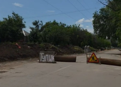 «Мужики, сделайте проезд хотя бы здесь!»: таганрожцы жалуются на перекрытую улицу и забытые сроки