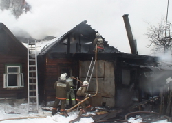 В Таганроге пенсионер отравился угарным дымом во время пожара 