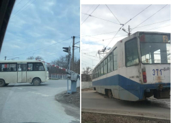 В Таганроге маршрутка «получила в лоб», пока трамвай дрифтовал посреди улицы
