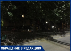 В полутьме гуляют таганрожцы на детской площадке по переулку Украинскому