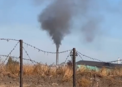 «Никогда такого не было и вот опять» : черный дым стоит над Таганрогом