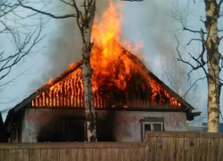 10 сотрудников МЧС тушили пожар в частном доме