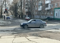 "Она здесь есть с тех пор, как я родился": ямы на 10-м Новом возмущают даже таганрогских зумеров