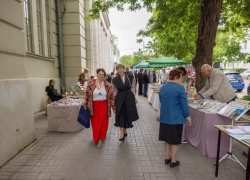 Торговля на улице и творческие встречи в культурных местах - 18-й Чеховский книжный фестиваль в Таганроге