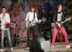 Итальянские рокеры поздравили таганрогских женщин с 8 марта