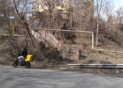 "Без мата не рассказать!": ремонт тротуаров в Таганроге снова вызвал скандал