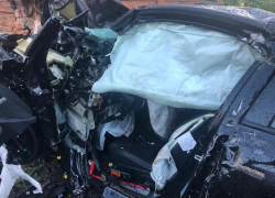 Три парня погибли под Таганрогом после того, как автомобиль врезался в дом