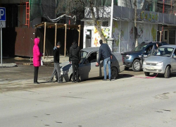 Автомобиль таганрожца провалился под асфальт, в месте работы "Водоканала"