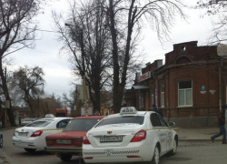 Водитель таганрогского такси вновь спровоцировал ДТП 