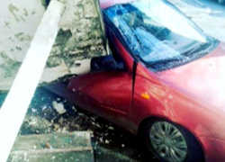 Бетонный козырек обрушился на припаркованный автомобиль в Таганроге