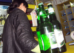 В Таганроге продавец дважды попалась на продаже пива школьницам