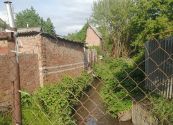 В Таганроге все стабильно: первый же крупный дождь открыл новый сезон бед зарастающей речки