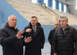 Юрий Слюсарь посетил Таганрог: он проверил как идет ремонт Дворца спорта и распорядился выделить 37 млн на его оборудование