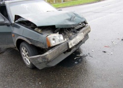 Под Таганрогом водитель отечественного автомобиля совершила наезд на автобус