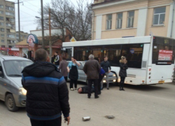 В Таганроге произошло ДТП с участием пешехода, автобуса и легковушки