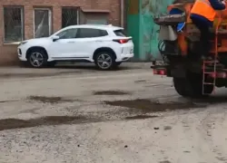 Таганрожцы высмеяли новый способ «ремонта» дорог