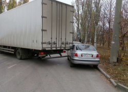 В Таганроге произошло ДТП с участием грузового автомобиля
