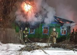 Пожар в новогоднюю ночь: 31 декабря пожарные тушили возгорание в частном доме