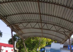 Упадёт на голову: остановка в Таганроге опасна для жизни