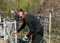 В Таганроге студенты, школьники  и партийцы убирали Старое кладбище
