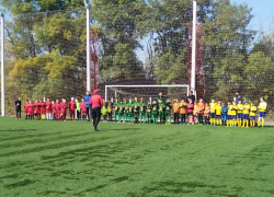 Восьмилетки играют в футбол на серьезном турнире в Таганроге