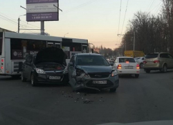В Таганроге две иномарки не поделили дорогу