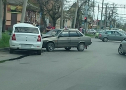 На улице Александровской в Таганроге такси врезалось в ВАЗ