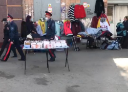 Таганроженка заметила дружеские отношения казаков и полиции с продавцами контрафактных сигарет