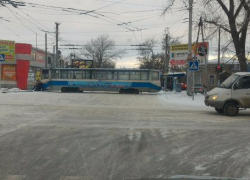 В Таганроге группа энтузиастов толкала «севший на мель» трамвай