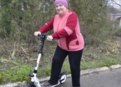 Самокат подарила москвичка энергичной 70-летней таганрогской  пенсионерке