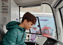 Таганрогский трамвай открыл закулисье для школьников