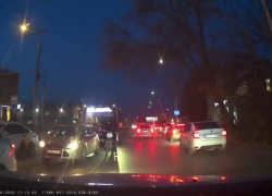 Летит на тот свет: питбайкер чуть не устроил ДТП в центре Таганрога