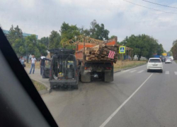 Груженный досками «КАМАЗ» столкнулся с легковушкой в Таганроге