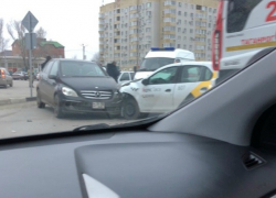 Автомобиль «Яндекс.Такси» и Merсedes не поделили дорогу в Таганроге