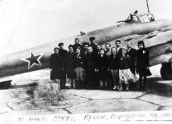 76 лет назад самолет Пе-2«Таганрогский пионер» передали бомбардировочному авиаполку