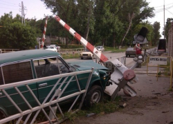 В Таганроге на улице Социалистической автомобиль «Жигули» врезался в шлагбаум