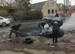 В Таганроге асфальт кладут прямо на лёд