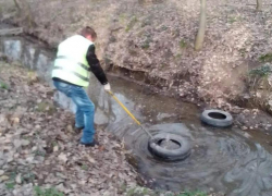 "Диван кто потерял?": удивительные находки таганрогских коммунальщиков в ручейке в Дубках