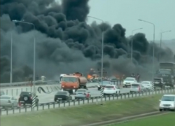 На трассе под Таганрогом массовое ДТП, загорелся бензовоз