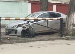 В Таганроге иномарка застряла между деревьями