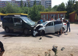 На Мариупольском шоссе лоб в лоб столкнулись две легковушки