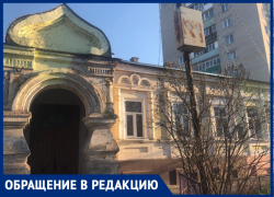 Чеховский особняк XIX века грозится рухнуть на проезжую часть Комсомольского спуска в Таганроге