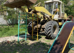  В Таганроге пока родители с детьми на самоизоляции, детскую площадку сносят трактором