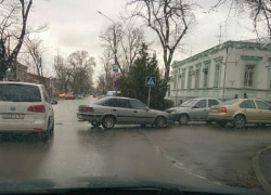 В Таганроге на улице Чехова произошло тройное ДТП