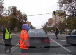 Переход рядом? Не слышали: таганрожцы предпочли экстрим безопасному пути