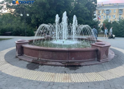 "Не фонтан": в Таганроге уже традиционно потёк фонтан на Октябрьской площади