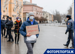 На Октябрьской площади вновь собрались люди